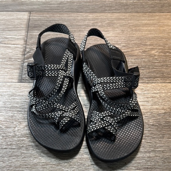 Chaco Black and White Strappy Sandals woman’s 7 (b178) - Picture 1 of 7
